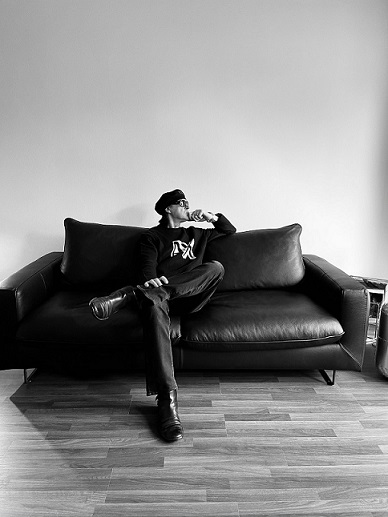 Autor and Songtexter Frank Gerber sitting on a couch